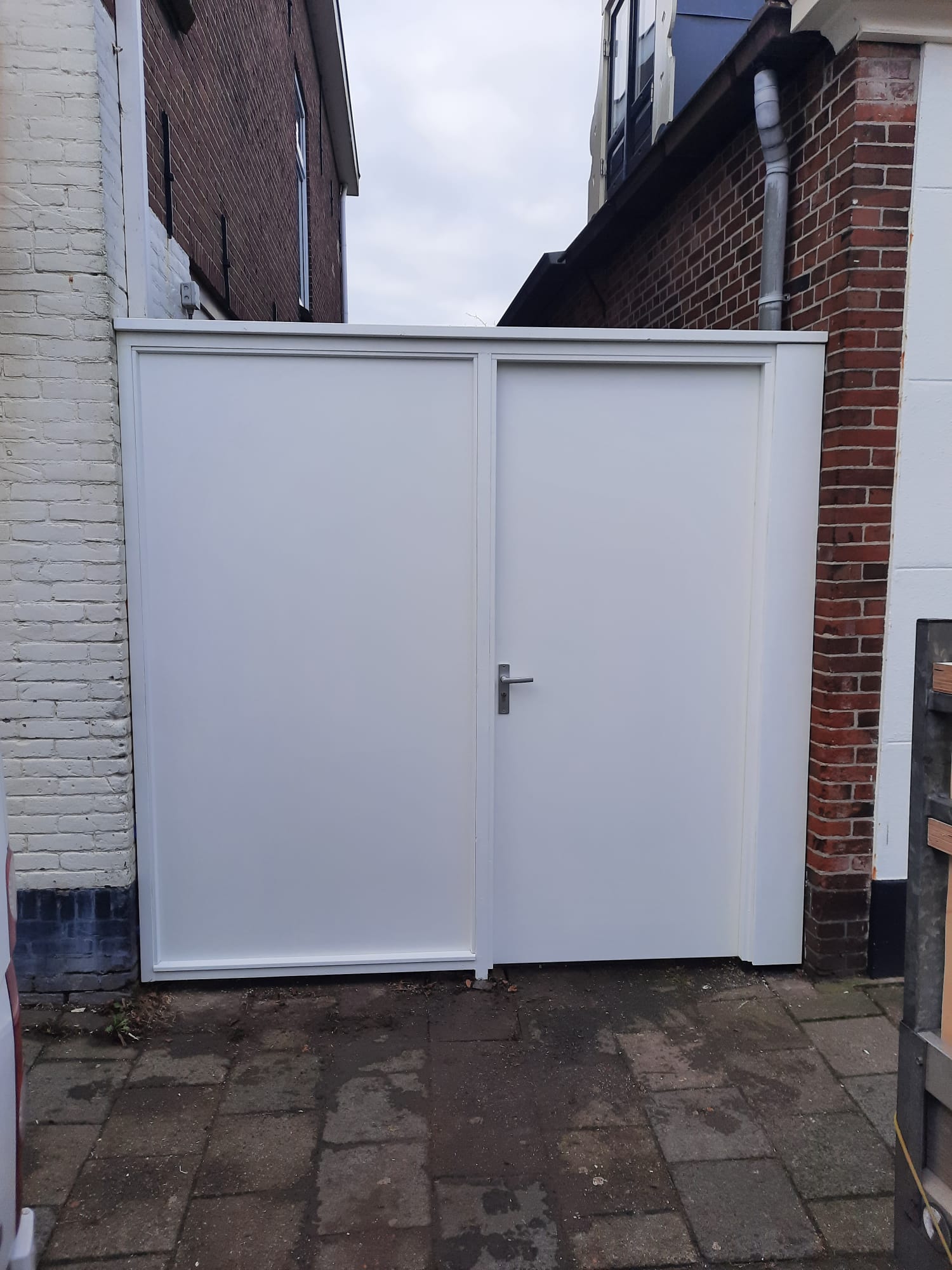 Houtrot reparatie Leiden: nieuwe buitendeur na vervanging